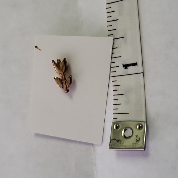 Mini Tulip Flower Pin For Spring - Picture 3 of 4